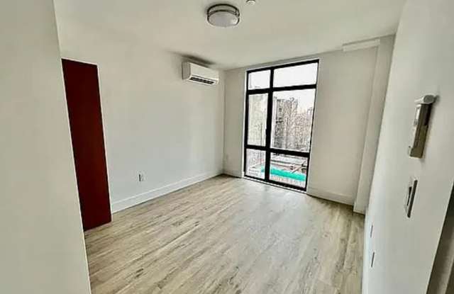 132 Wyckoff Ave # 203 Gallery 2
