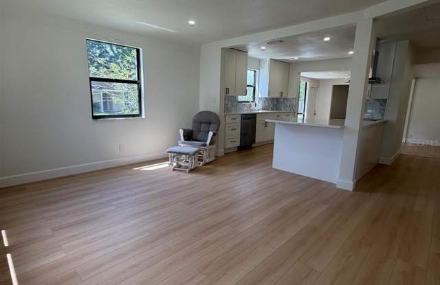 4649 18TH Avenue N Gallery 4
