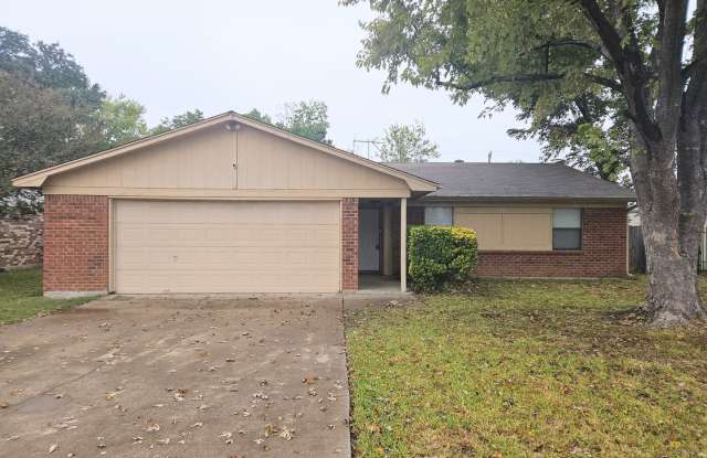 Nice single story house in Benbrook - 1609 Briar Run, Benbrook, TX 76126