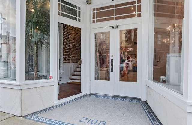 2108 MAGAZINE Street Gallery 3