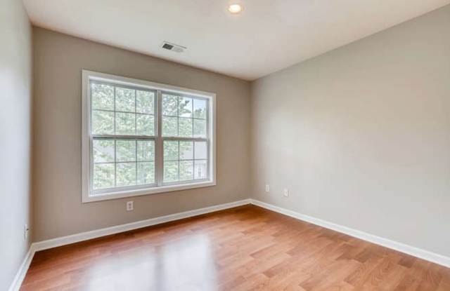 3 Story - 4 Bedroom Modern Townhome Gallery 4