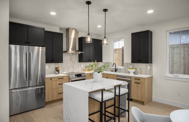 3Bd/2.25Ba Kirkland Townhome Gallery 4