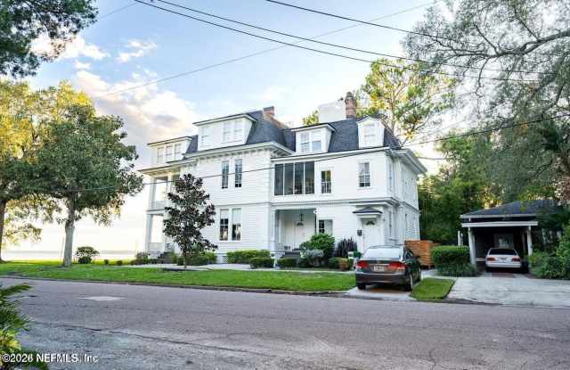2105 RIVER Boulevard Gallery 4