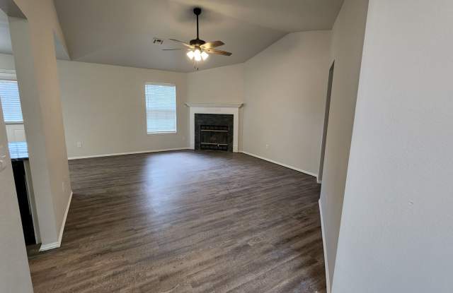 3 Bedroom, 2 Bathroom Newly Renovated Home- **ASK ABOUT OUR CASHLESS SECURITY DEPOSIT OPTION** Gallery 3
