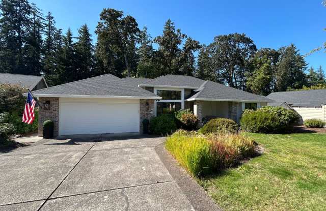 Stunning Renovated Home on Michelbook Golf Course in McMinnville Gallery 1