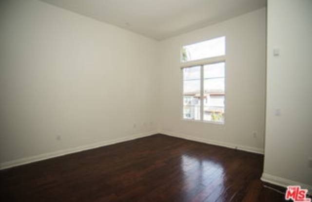 5831 Seawalk Drive Gallery 1