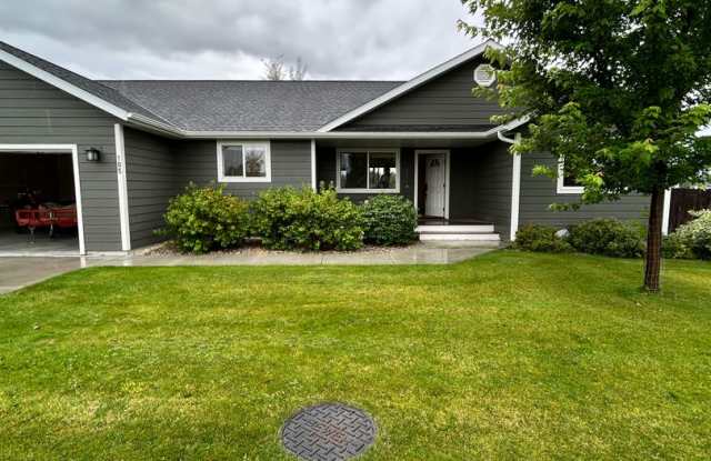 Beautiful 3-Bedroom 2 Bathroom home in a Desirable Neighborhood Gallery 1
