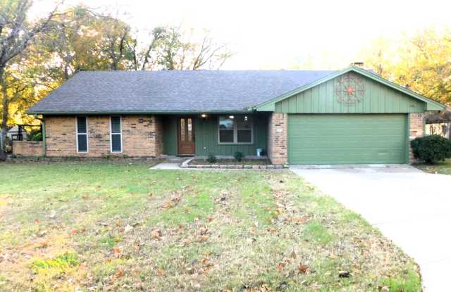 WEST SHERMAN 3/2/2 QUIET DESIRABLE NEIGHBORHOOD! photos photos