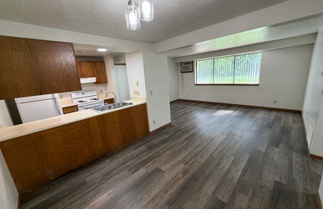 2 bedroom, One Bath Apartment Ground Floor with Huge Picture Window photos photos