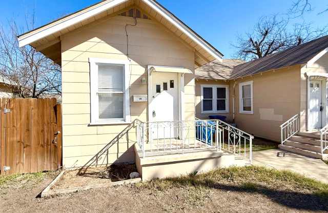 **APPLICATION RECEIVED** **MOVE-IN SPECIAL!!** 1 Bedroom /1 Bath Unit with Fenced Backyard! photos photos