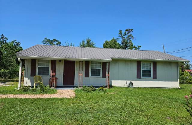 Charming 3Bed/2Ba Home on a Corner Lot in Lynn Haven! - 1402 Delaware Avenue, Lynn Haven, FL 32444