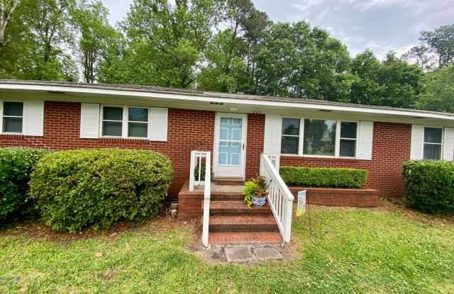 Pet Friendly 3BD/2BA Ranch Brick Home Walking Distance to UNCW -STUDENTS AND CO-SIGNERS ACCEPTED photos photos