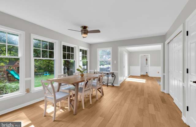 7707 LAKE GLEN Drive Gallery 4