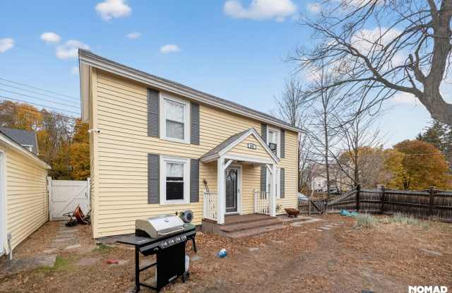 Charming 2BR House in Derry - 53 West Broadway, Derry, NH 03038