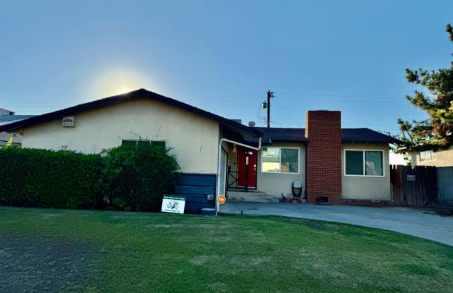 Explore this attractive property in Bakersfield, featuring 3-bedroom and 1.75 -bathrooms - Available now!! - 3204 Hollins Street, Bakersfield, CA 93305