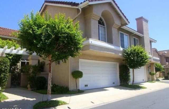 Located in beautiful Wood Ranch, this home features 3 bedrooms, 2 1/2 baths and approximately 1579 sf of living space. photos photos