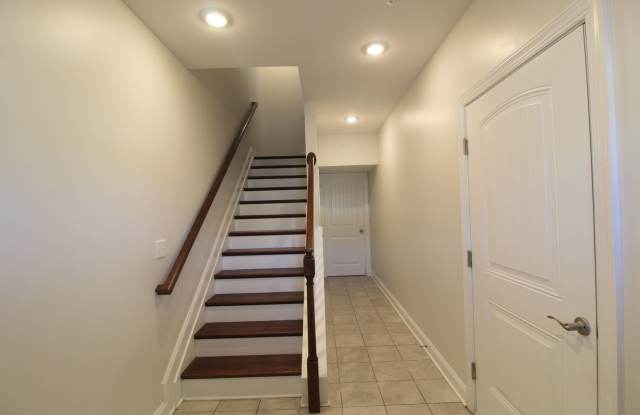 Spacious End-Unit Townhome in Crescent Ridge Gallery 4