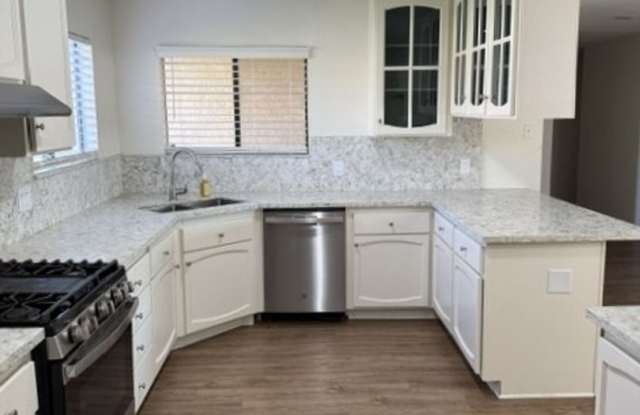 Pool Home In Palm Desert Country Club - MOVE IN SPECIAL - 1/2 OFF FIRST MONTHS RENT Gallery 3