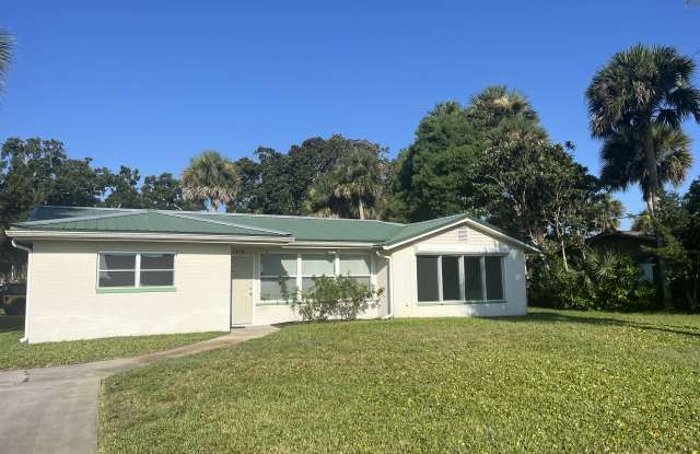 1110 S Riverside Dr photos photos