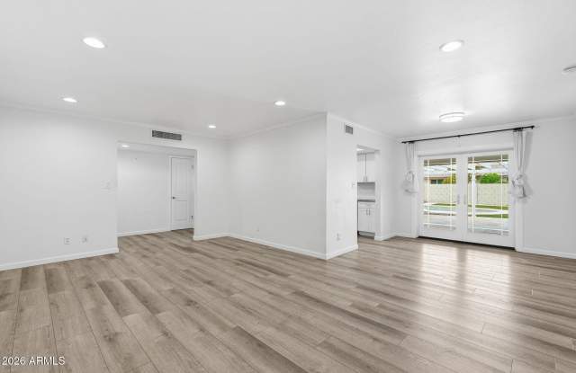 2546 E GENEVA Drive Gallery 3