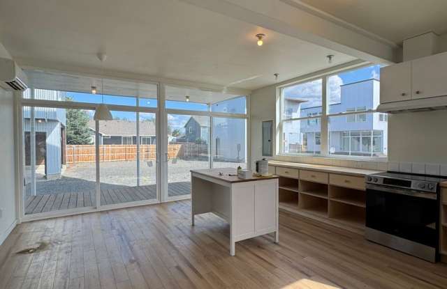 Bright 3BR/3BA with Soaring Ceilings & Large Windows Gallery 4