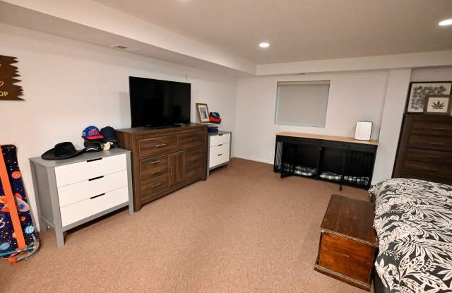 Spacious 2 Bed, 2 Bath Duplex in Logan Square | Garage Parking Available Gallery 3