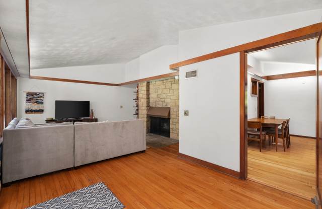 1018 Shorewood Boulevard Gallery 4