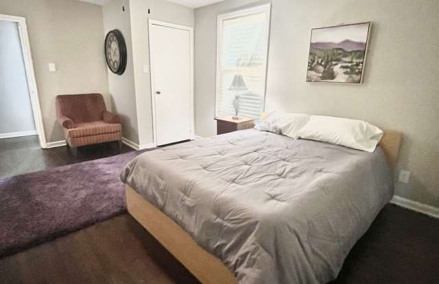 1518 Columbia Cir Room #4 photos photos