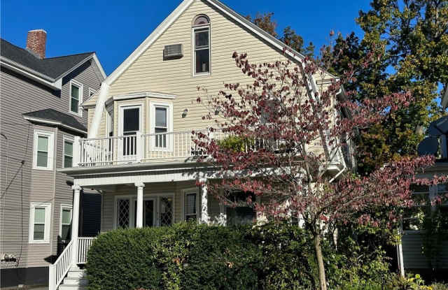 214 Rochambeau Avenue Gallery 2