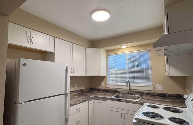 499 Hewitt Avenue - 499 Northeast Hewitt Avenue, Roseburg North, OR 97470