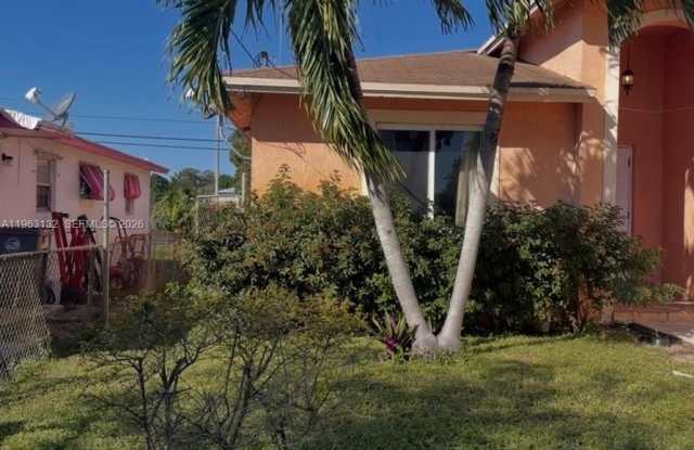 5501 SW 18th St photos photos