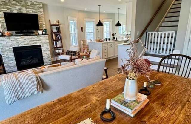 Spacious 3 Bed 2.5 Bath with Parking! - 122 Hudson Street, Somerville, MA 02144