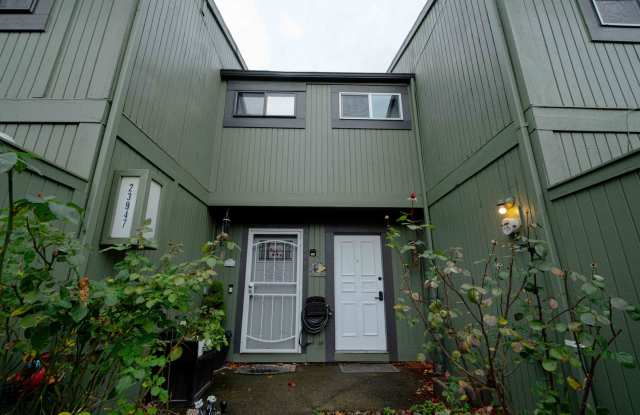 Charming 3 Bed 1.5 Bath Townhome in Wood Village! photos photos