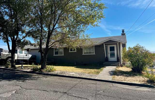 Large Home with Beautiful Views! Gallery 1