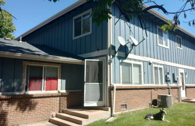 2 bed, 1 Bath, 900 sqft with washer/dryer hookups and 1 car garage photos photos