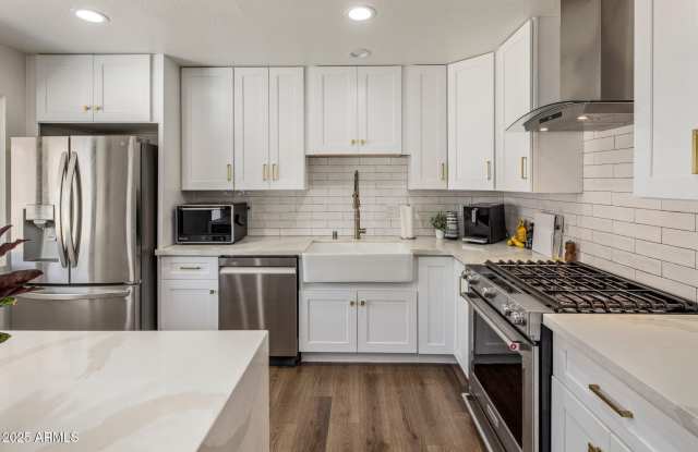 8022 E COLUMBUS Avenue photos photos