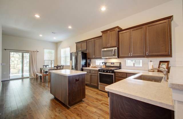 Beautiful 4 bedroom/2.5 bath, available early August! Gallery 3