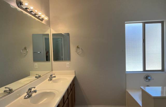 4 beds, 2.5 baths, 1,741 sqft Gallery 4