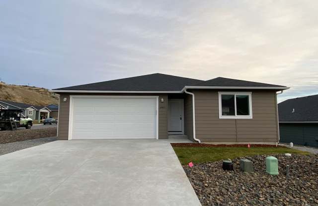 Luxury 3 bedroom, 2 bath home with double garage! - 1087 South Newberry Lane, Douglas County, WA 98802