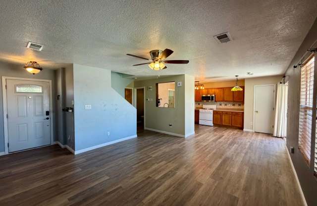 Cozy 3 Bedroom 2.5 Bathroom Home In Ventana Ranch! Gallery 3
