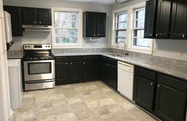 Beautiful 3 Bedroom, 2 Bath Home With Extra Bonus Room Within Walking Distance Of UNC!! Gallery 4
