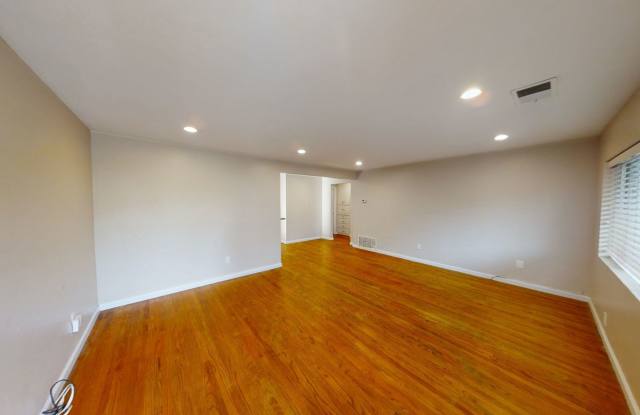 Spacious 8-Bedroom / 4-Bathroom Home Near SDSU — Perfect for Large Groups Gallery 4