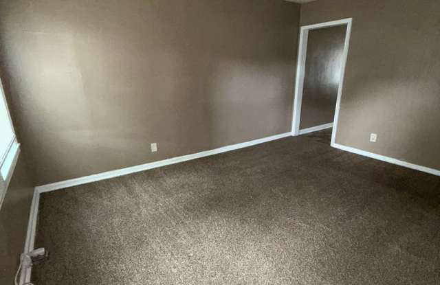 Charming 2-Bed End Unit in Quiet Quadplex- Move In Ready! Gallery 4