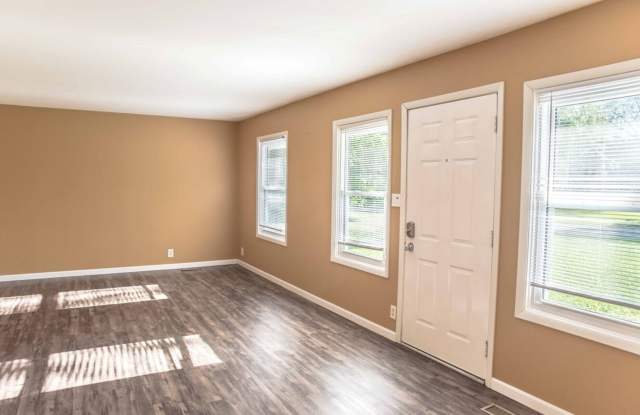 3 Bedroom Home with Hardwood Floors, a Huge Backyard, and a Garage, In-Unit Washer and Dryer Gallery 3