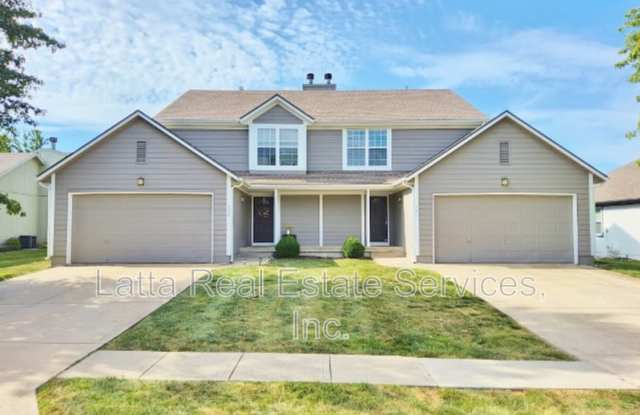 621 NE Swann Cir - 621 Northeast Swann Circle, Lee's Summit, MO 64086