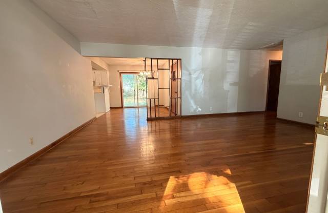 3-Bed, 1-Bath in Oak Grove Neighborhood. + Garage, fenced in backyard, Washer/Dryer Hookups Gallery 3