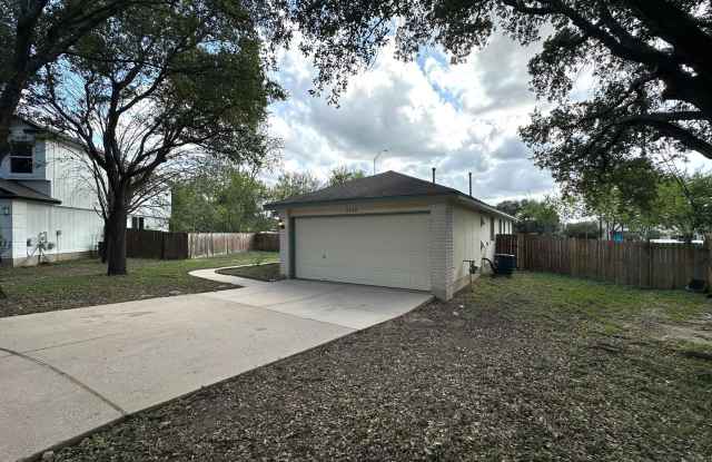 Beautiful single-story 3 bedrooms, 2 baths home for rent in South Austin! Enjoy a lovely deck in the backyard at a Cul-De-Sac! Gallery 4