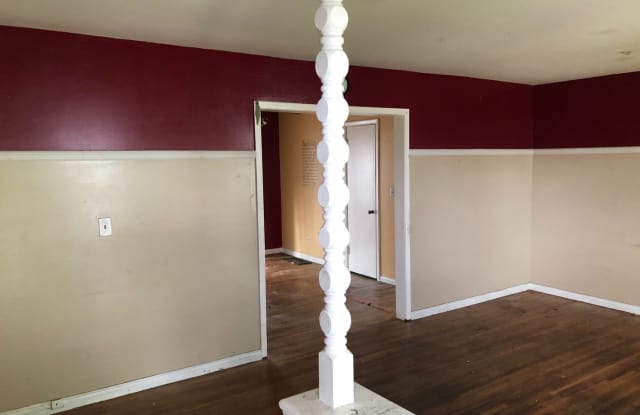 Nice three bedroom with hardwood floors, and Two car garage Gallery 3