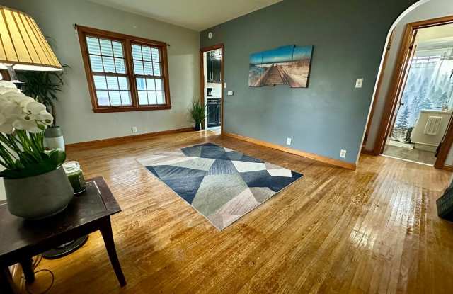 4 Bed, 1.5 Bath Home for Rent in Waterloo Available Immediately - 1723 Hawthorne Avenue, Waterloo, IA 50702