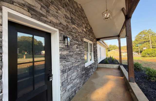 Beautifully Remodeled 5/2 Brick House in East Rome- $1,995 Gallery 4